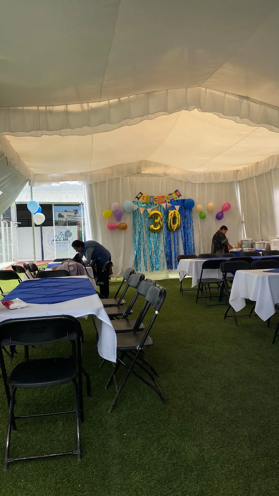 Carpa del jardín montada para una fiesta