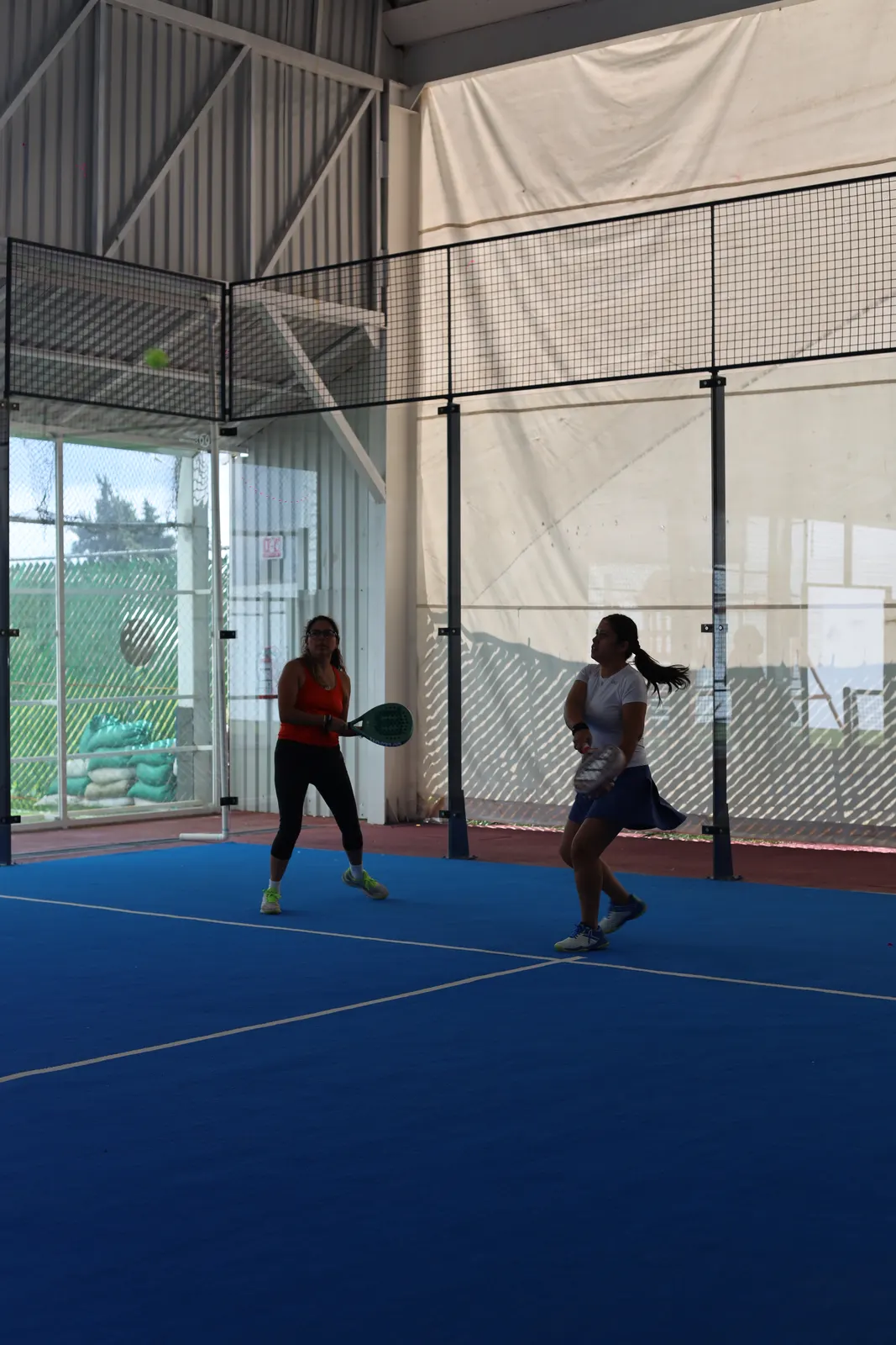 Partido de dobles en la cancha de pádel