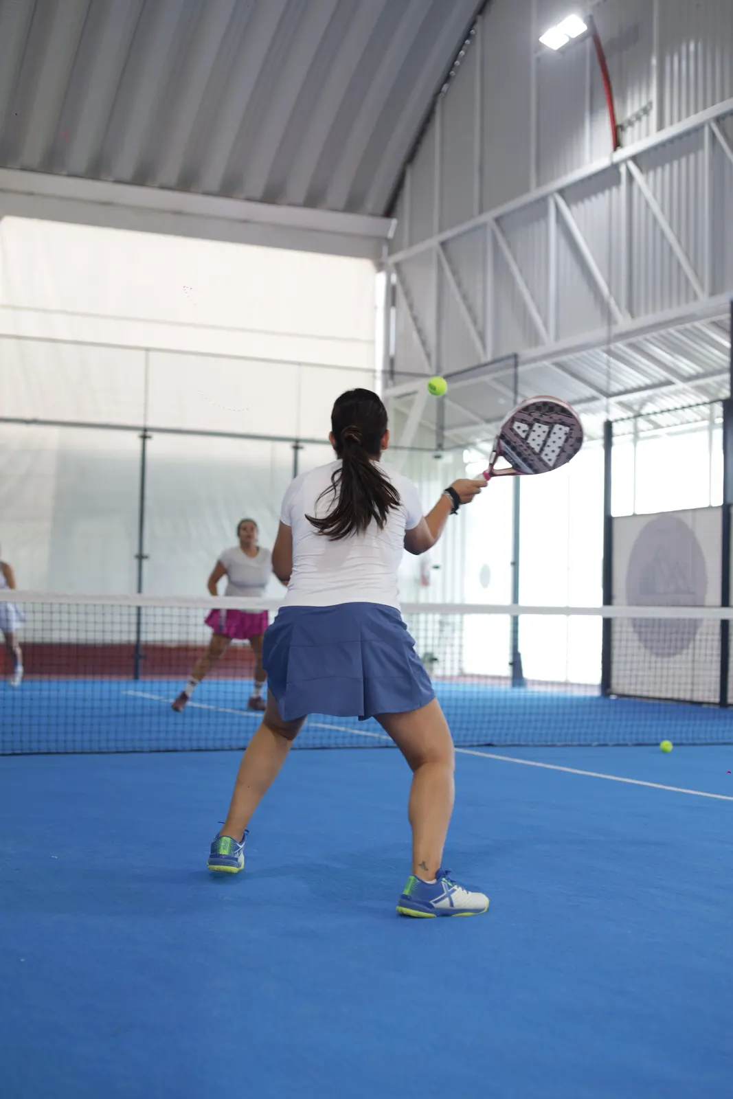 Partido de pádel en una de las canchas techadas