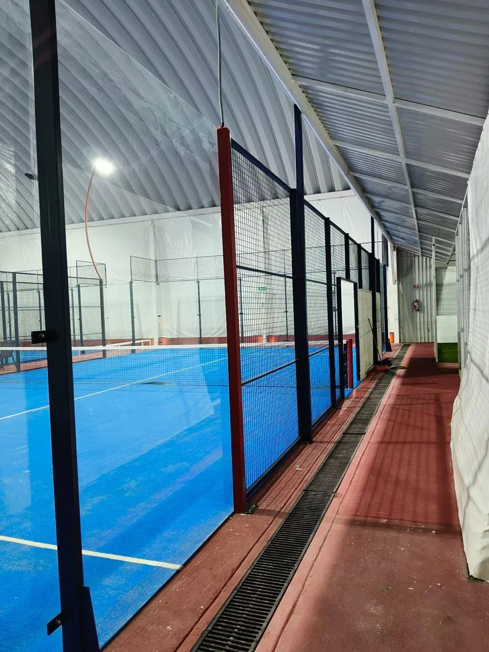 Pasillo junto a las canchas de pádel techadas
