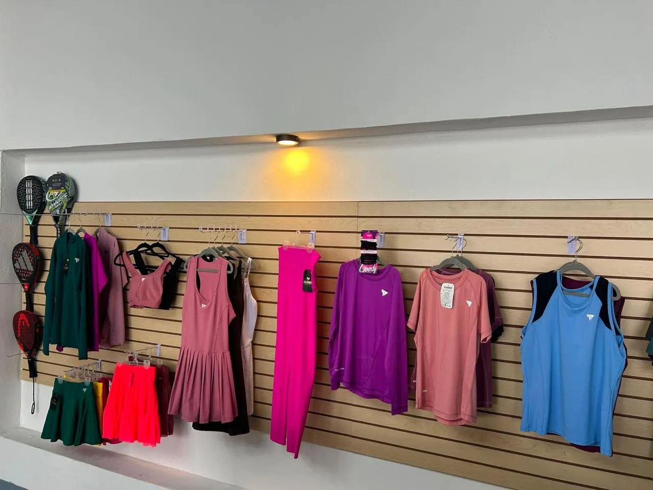 Ropa y palas de pádel a la venta en la tienda del club